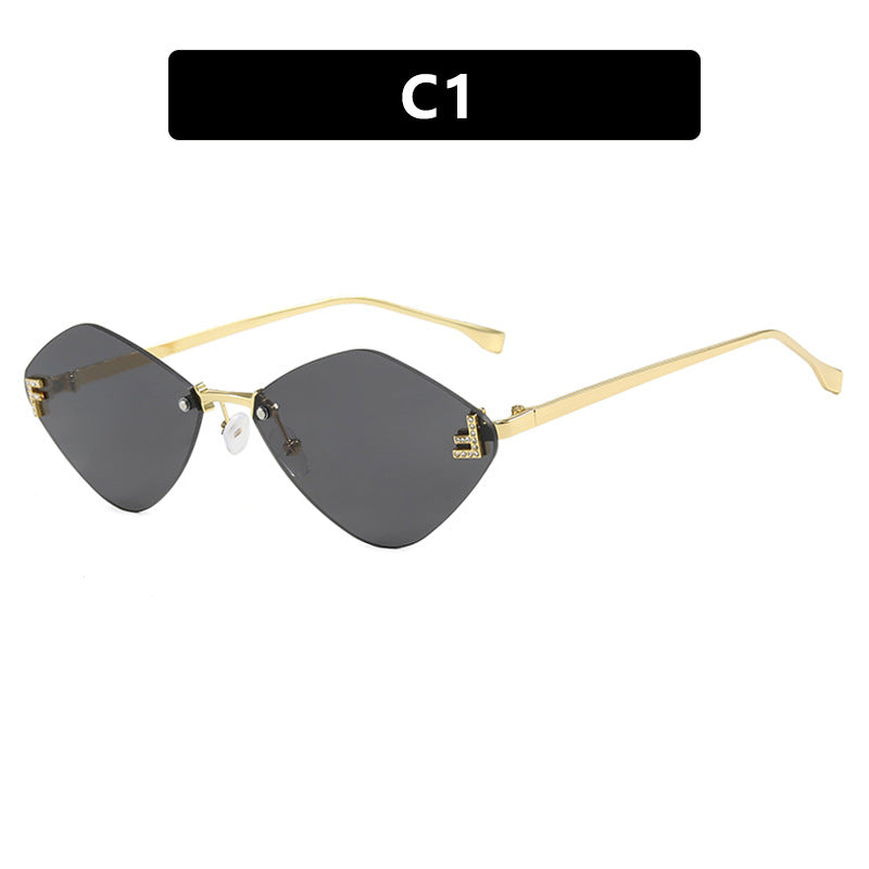 Dame geometrisk solbrille i ekstravagant design med gradiertede glass Skanto