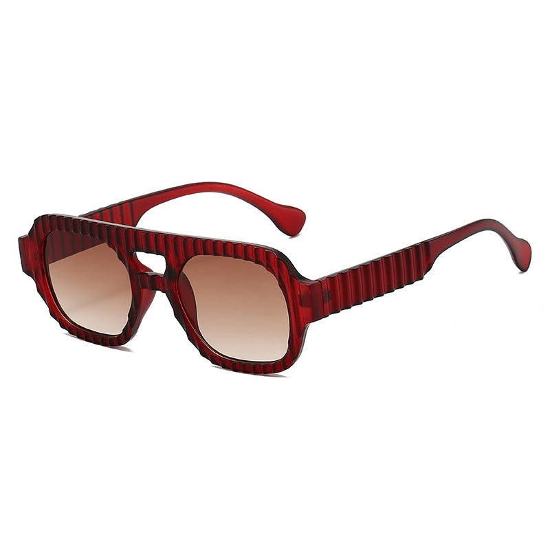 Dame moteriktig solbrille i futuristisk design med strukturert ramme Skanto
