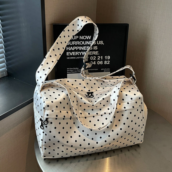 Moderne sporty og reiseveske med prikkete design Skanto