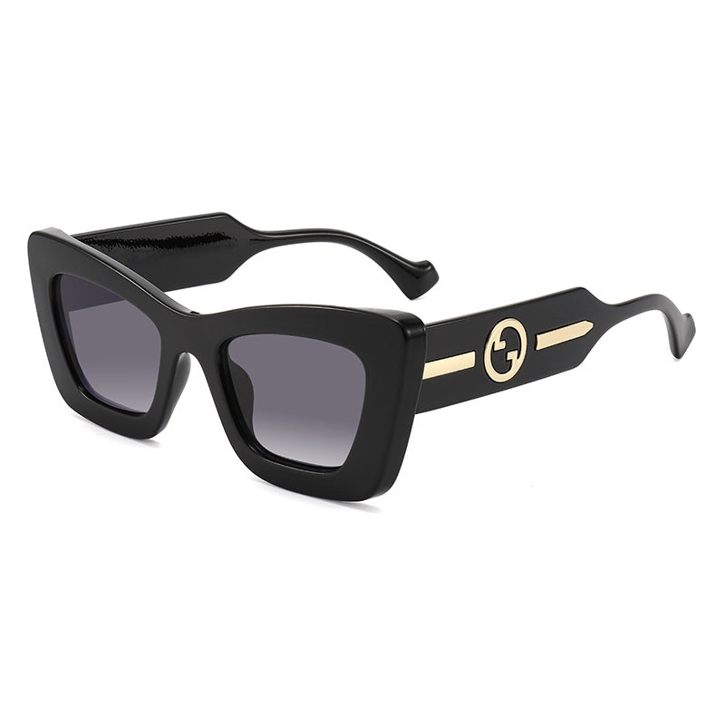 Dame designer solbrille med markant geometrisk ramme og høy kvalitet utførelse Skanto