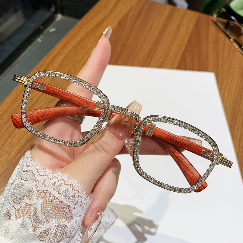 Dame solbrille med strassbesatt ramme og moderne tre-design Skanto
