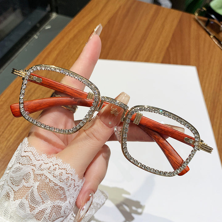 Dame solbrille med strassbesatt ramme og moderne tre-design Skanto