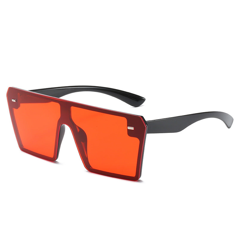Dame Oversized solbriller i futuristisk design Skanto