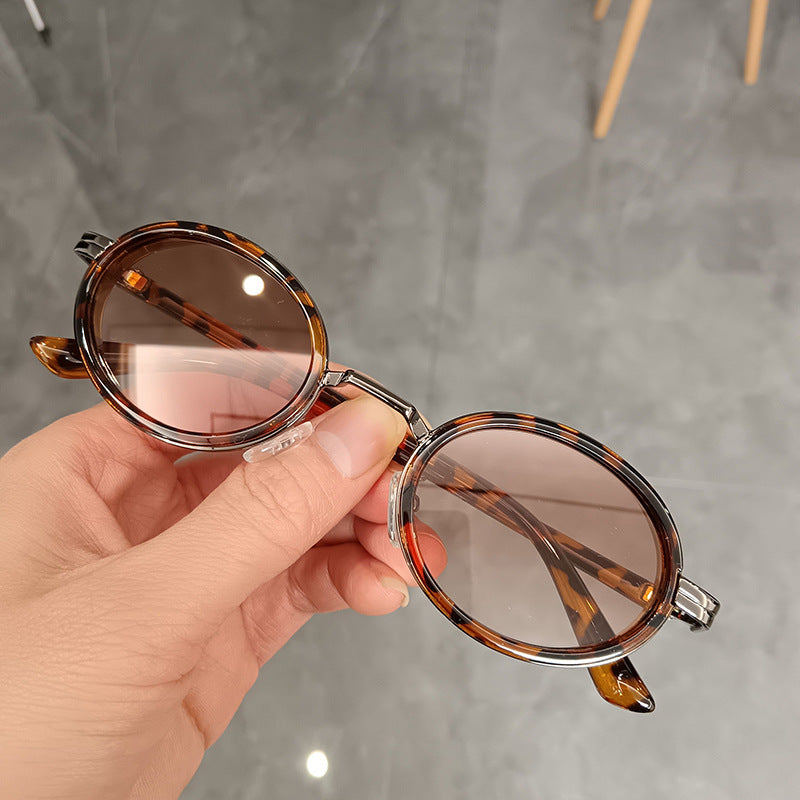 Dame rund solbrille med lette glass og gyldne detaljer Skanto