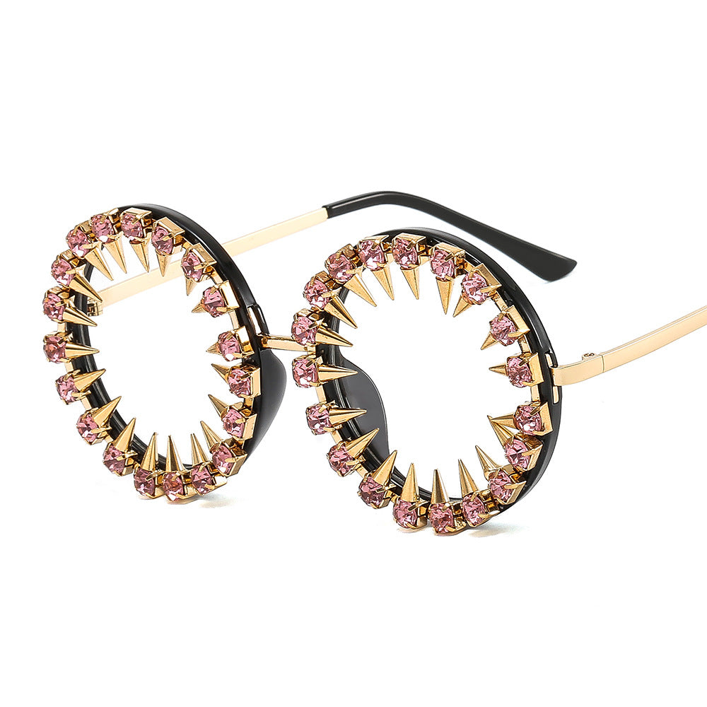Dame kreativ og iøynefallende solbriller med spiker og strassdetaljer Skanto