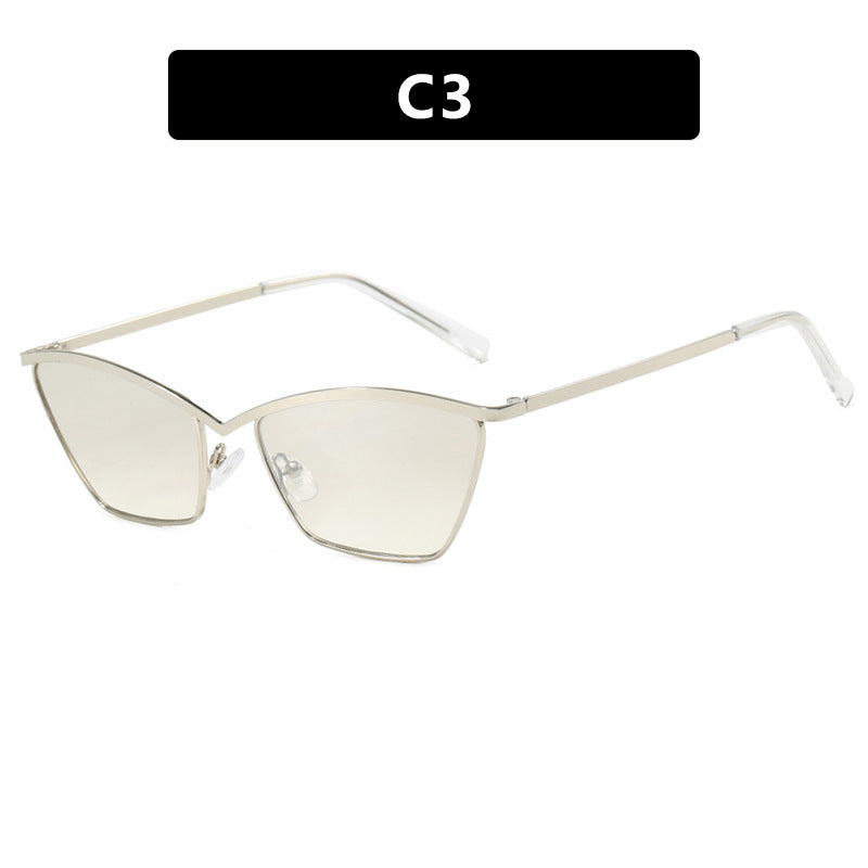 Dame solbrille i avantgardistisk katteøye-design Skanto