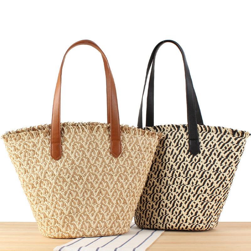 Stylish leisure handbag made of braided natural material Skanto