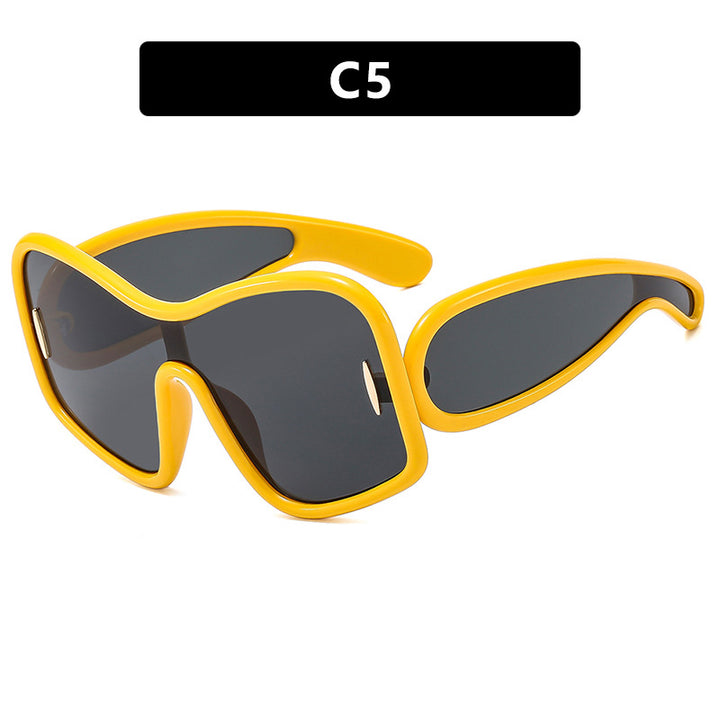 Dame futuristisk solbrille med ekstra bred design og beskyttende UV-filter Skanto