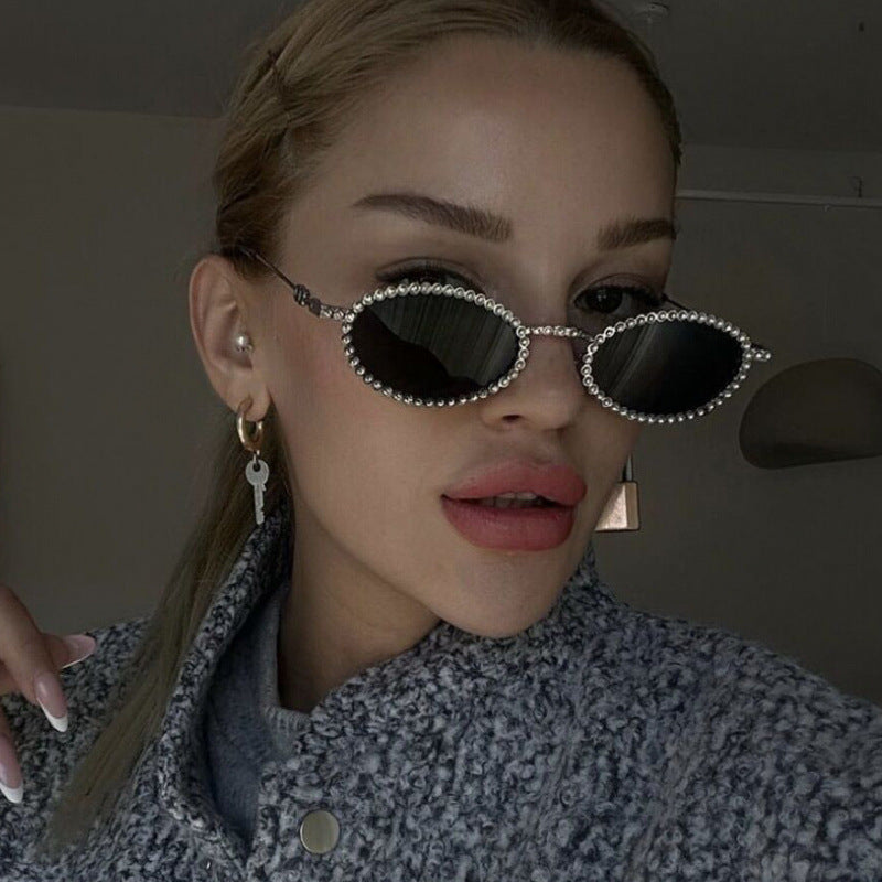 Dame moteriktig solbrille med unik, lekende kant Skanto