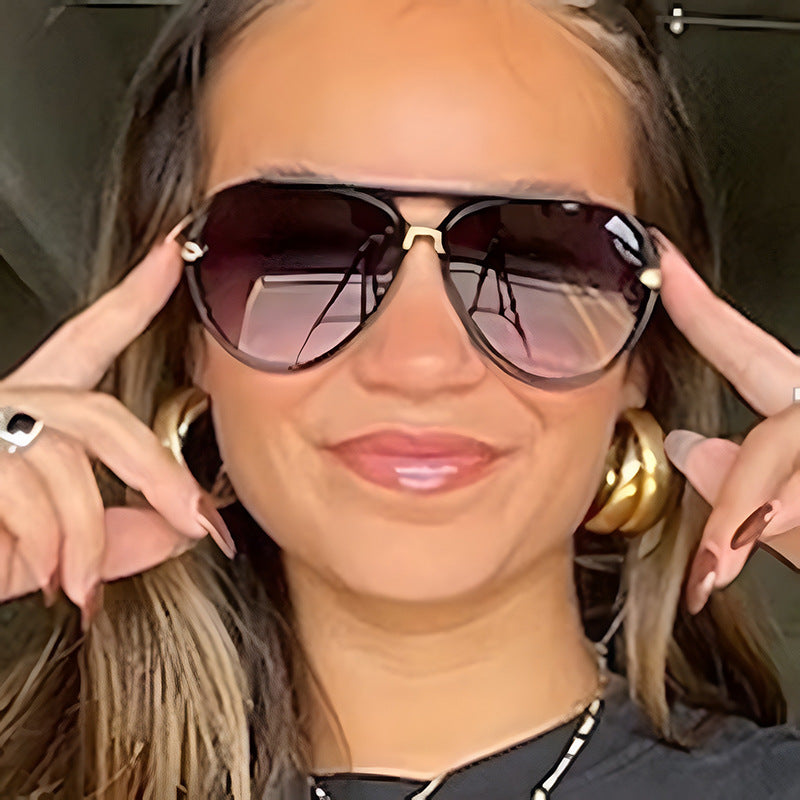 Dame moteriktig piloten solbrille med elegante metallakenter Skanto