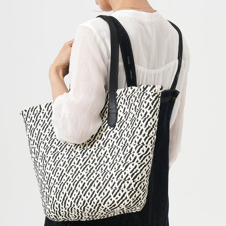 Designer Trillebag i flettet materiale med moderne detaljer Skanto