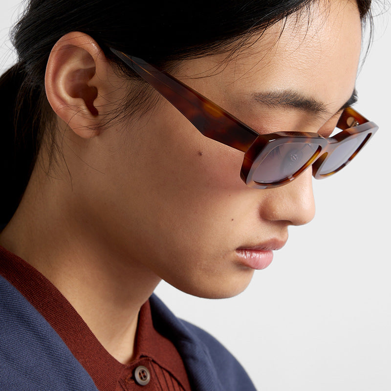 Dame moteriktig solbrille med stilfull, rektangulær ramme Skanto