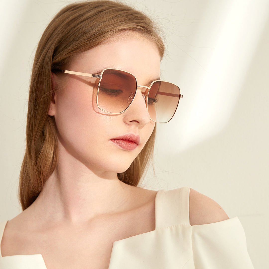 Dame kvadratisk solbrille med elegant metallramme og speilende glass Skanto