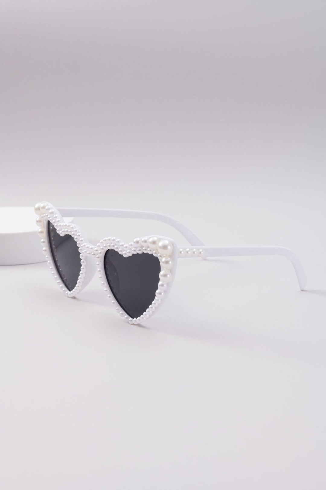 Dame designer solbrille med perleinnramming fra Skanto