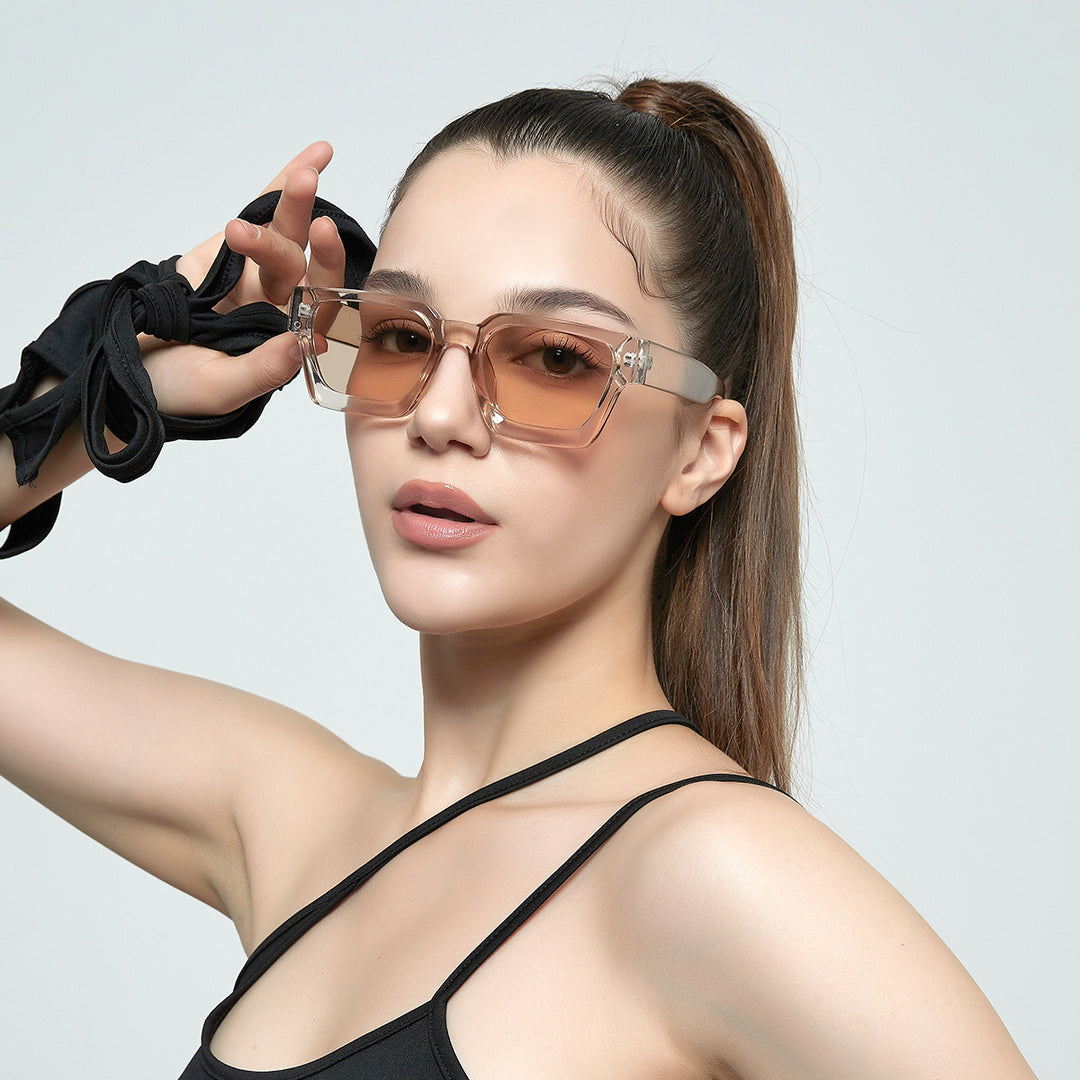 Dame fashion solbrille med klar ramme og gradient linser Skanto