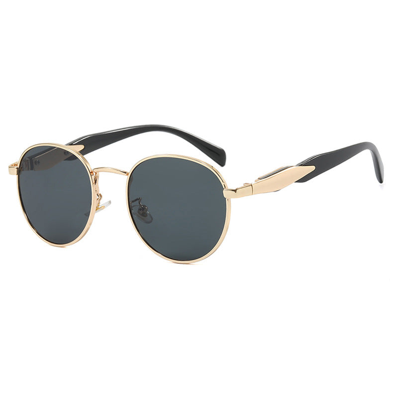 Dame rund solbrille med elegant, gyllen ramme og UV-beskyttelse Skanto