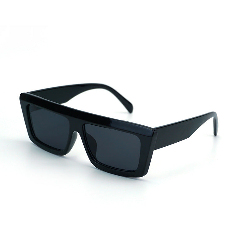 Dame Oversized solbriller med moderne og kantete design Skanto