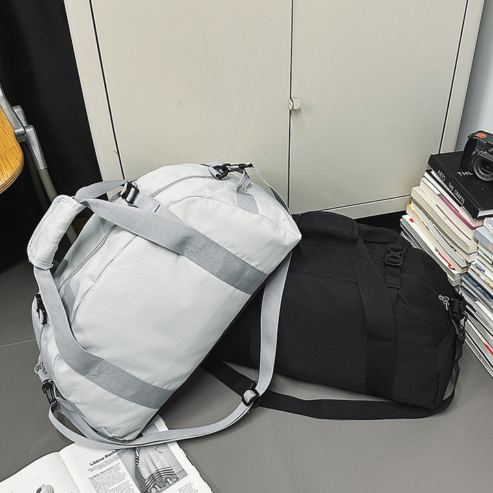 Sporty reiseveske laget av slitesterkt materiale med justerbar skulderrem Skanto