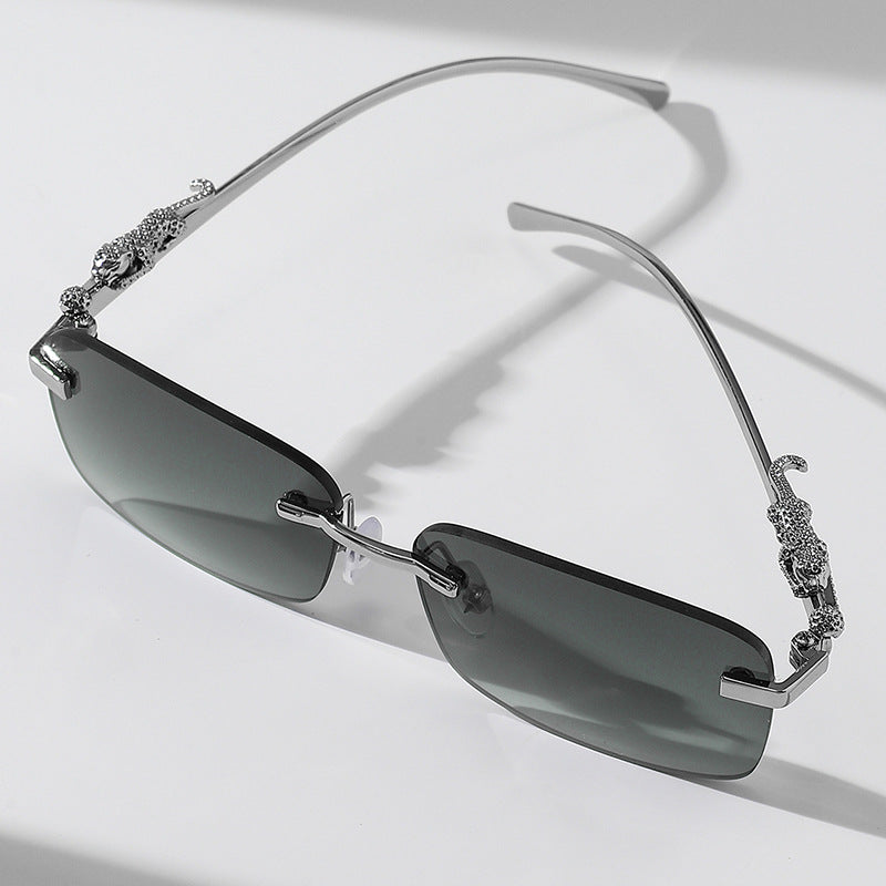 Dame moteriktig solbrille med kunstneriske utsmykninger Skanto