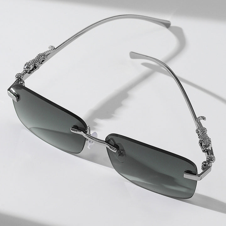 Dame moteriktig solbrille med kunstneriske utsmykninger Skanto