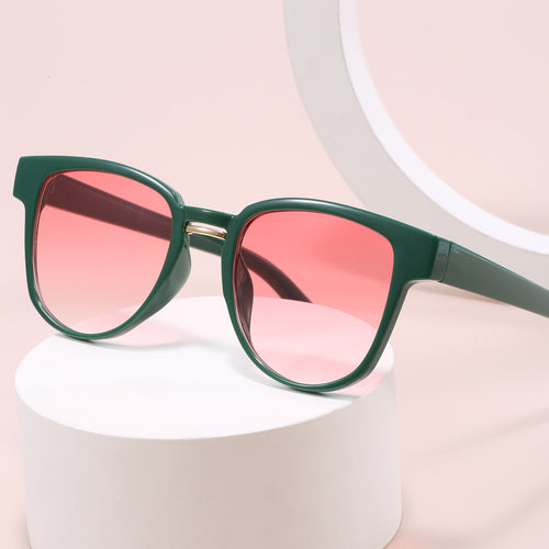 Dame solbrille i moteriktig cat-eye stil Skanto