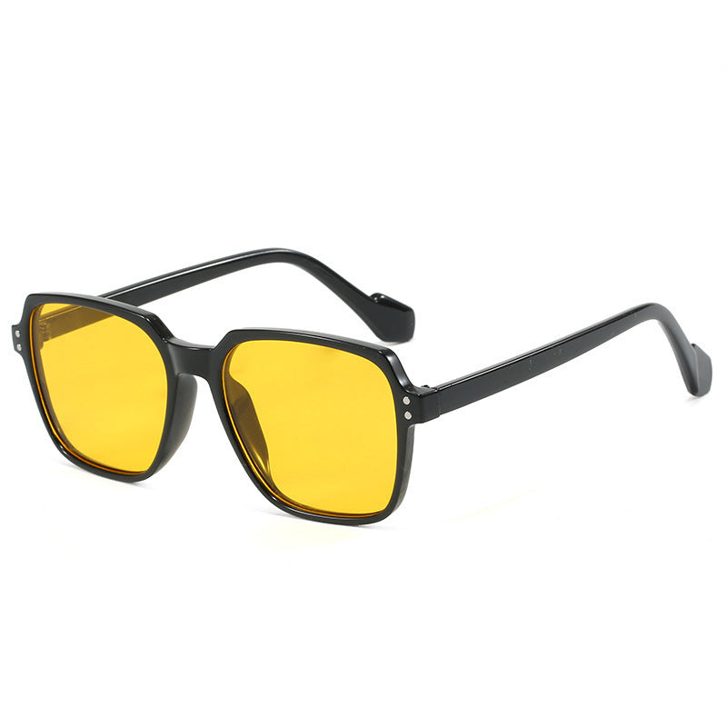 Dame moteriktig solbrille med kraftige, rektangulære linser Skanto