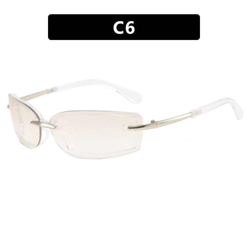 Dame moteriktig solbrille i futuristisk design og gjennomsiktig ramme Skanto