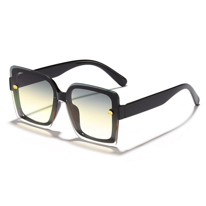 Dame moteriktig solbrille med kvadratisk design og høykvalitets ramme Skanto