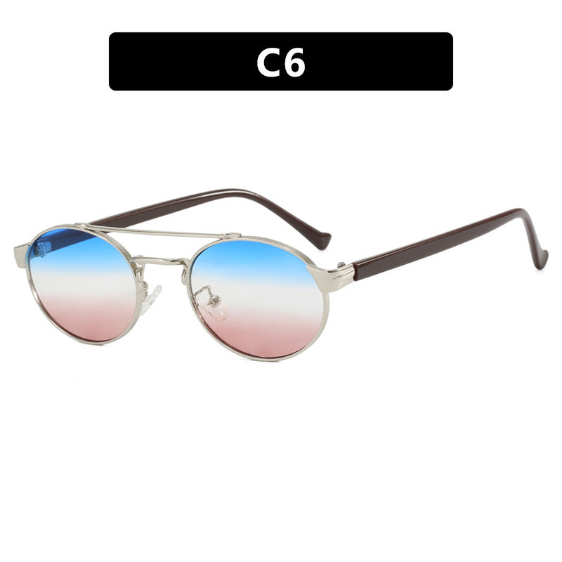 Dame moteriktig solbrille i stilfullt rundt design med gull aksenter Skanto