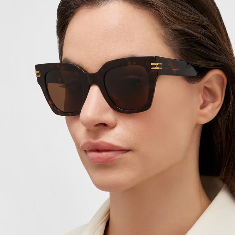 Dame moteriktig solbrille med elegante aksenter Skanto