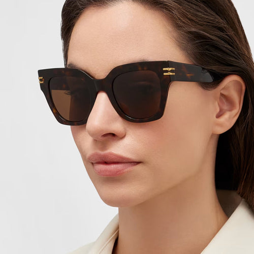 Dame moteriktig solbrille med elegante aksenter Skanto