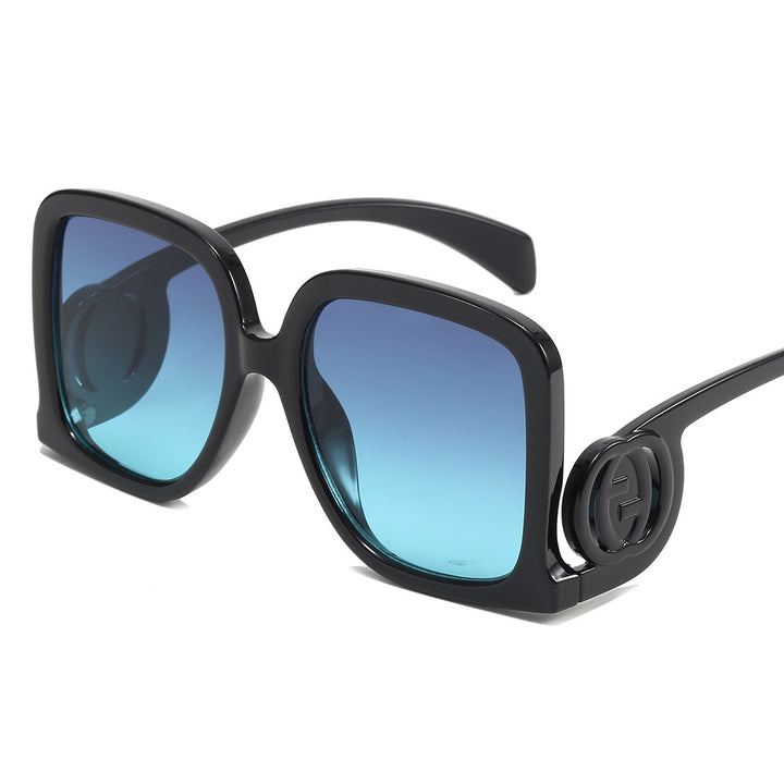 Dame solbrille i elegant kvadrat-design Skanto