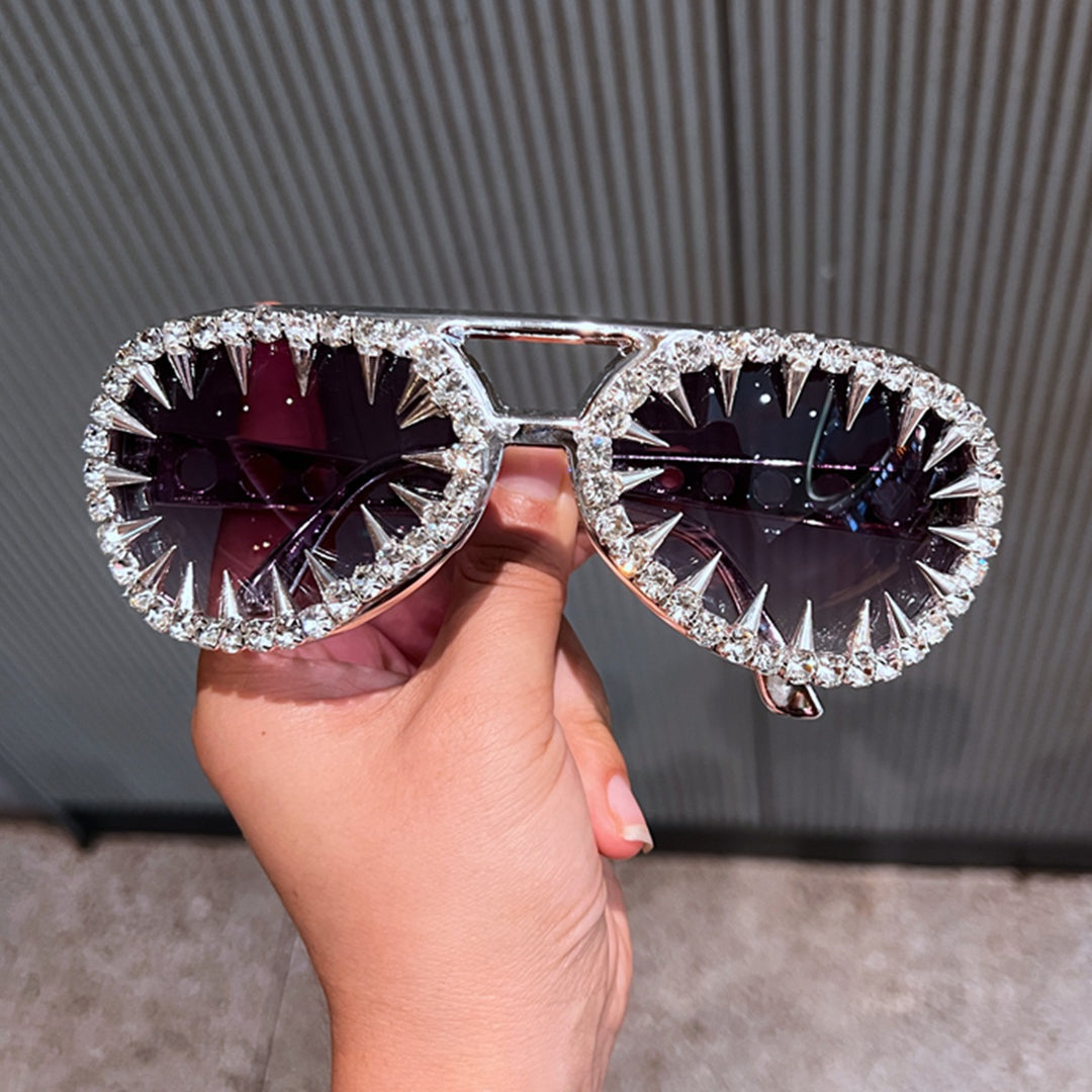 Dame solbrille i futuristisk design med spisse krystalldekorasjoner Skanto