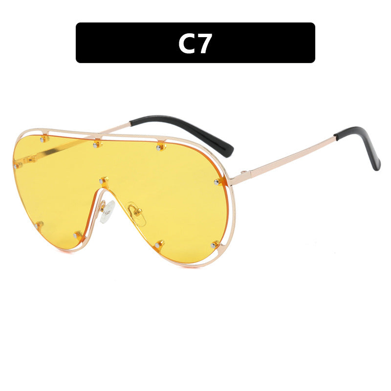 Dame moteriktig oversized solbrille i stilig retro-design Skanto