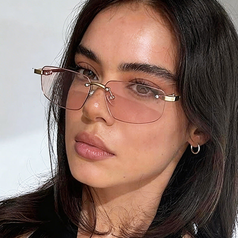 Dame moteriktig rektangulær solbrille med minimalistisk ramme Skanto
