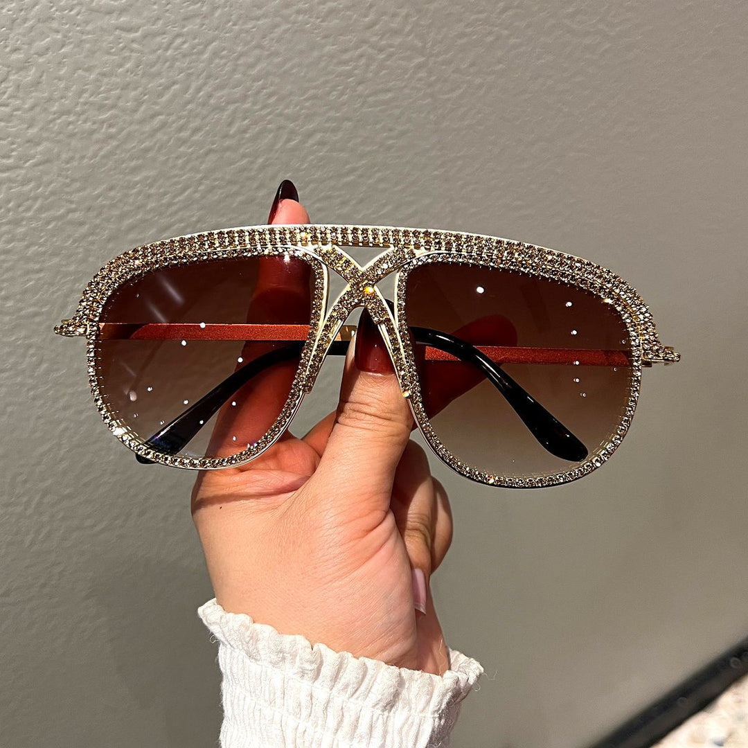 Dame Glamorøs oversized solbrille med glitrende krystallramme Skanto