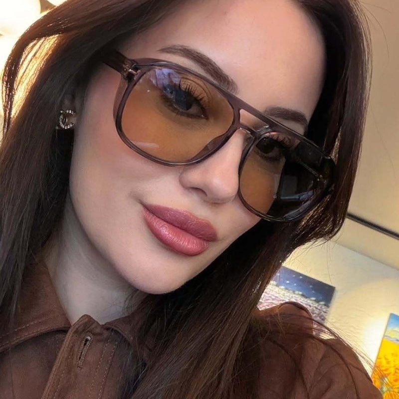 Dame kvadratisk solbrille med luksuriøs plastramme og speilglass Skanto