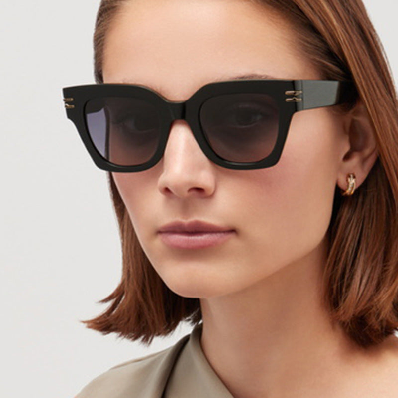 Dame moteriktig solbrille med elegante aksenter Skanto