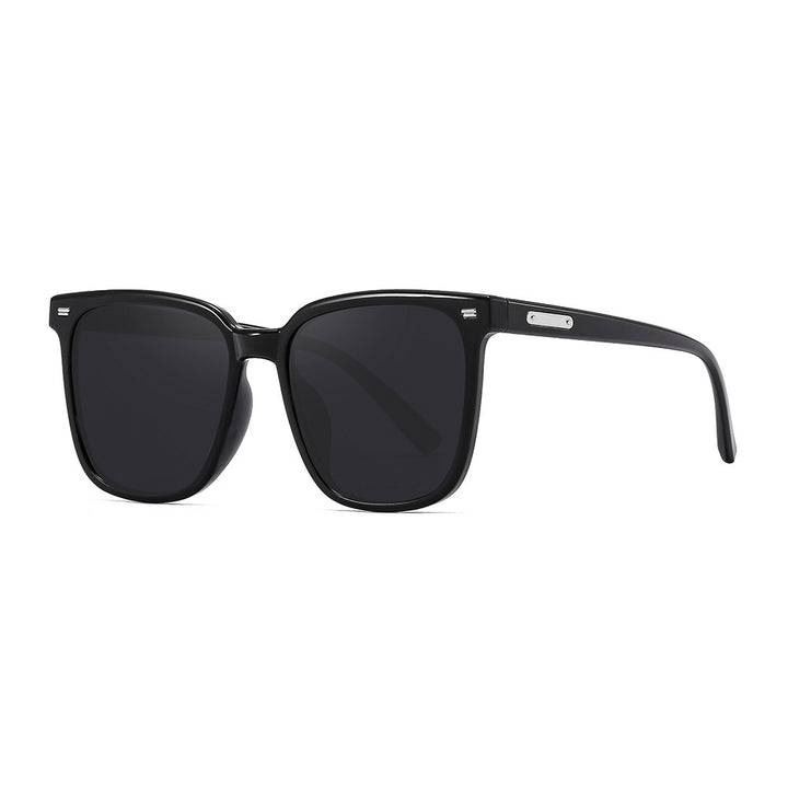 Dame designer solbrille i avslappet stilfull ramme Skanto