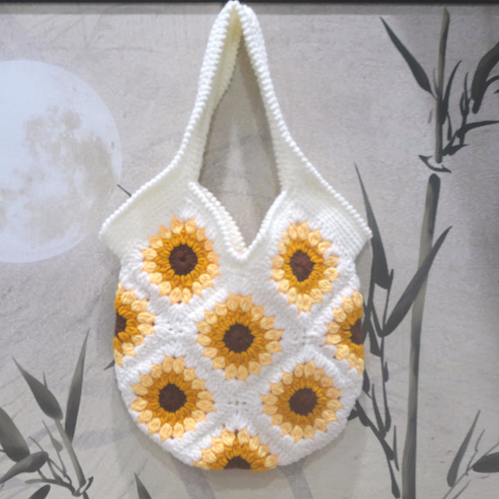 Håndlaget makramee skulderveske med blomsterdesign Skanto