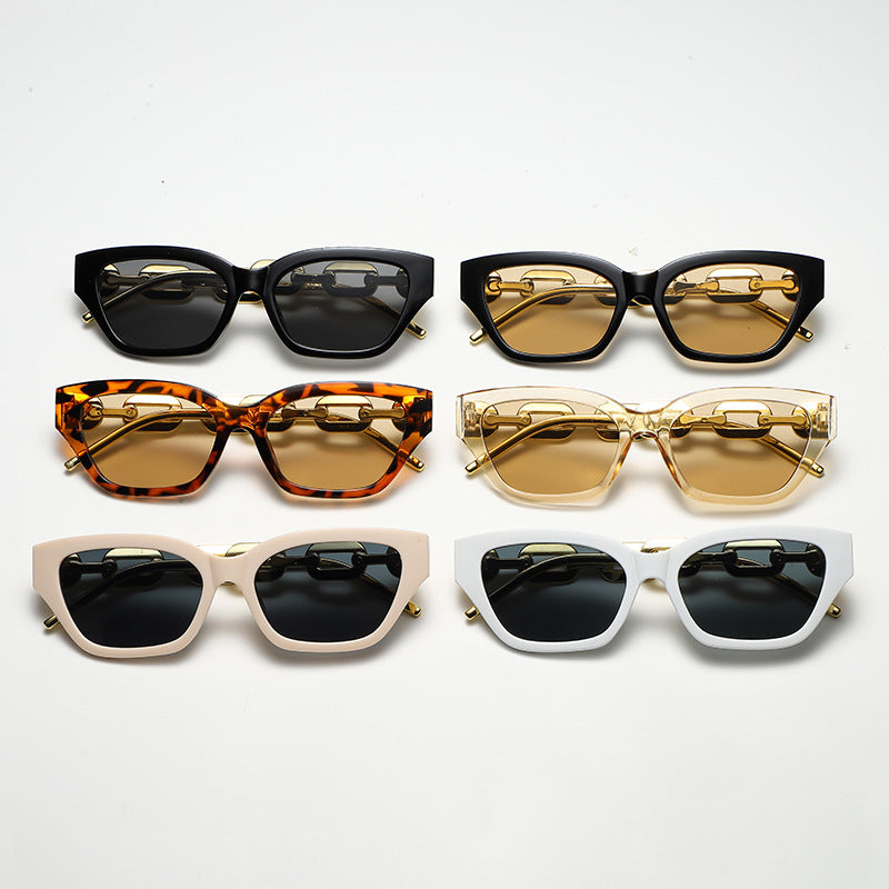 Dame Cat-Eye solbrille med dekorativ kjettingramme Skanto