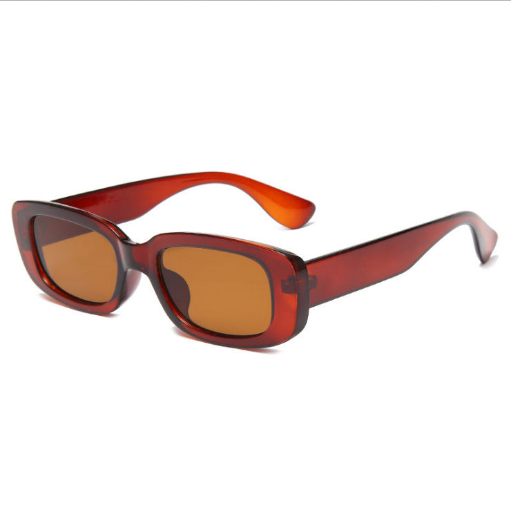 Dame moteriktig solbrille med trendy havskjell-design Skanto