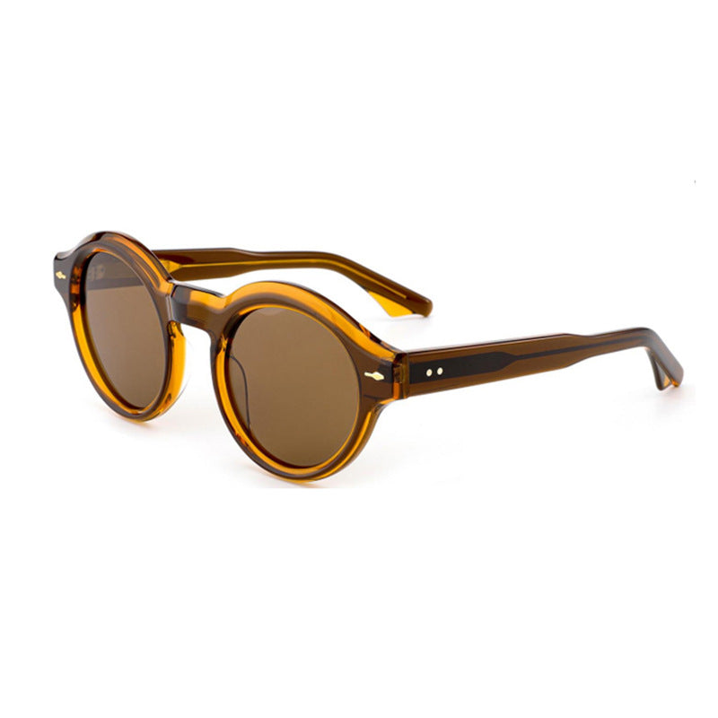Dame solbrille i elegant retro-design med robust ramme Skanto