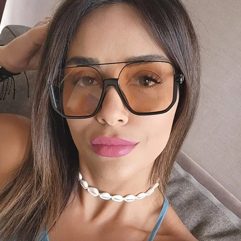 Dame kvadratisk solbrille med gjennomsiktig ramme og grønntonet glass Skanto