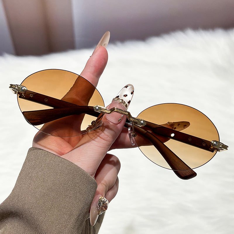 Dame moteriktig og elegant solbrille med ovalt design Skanto