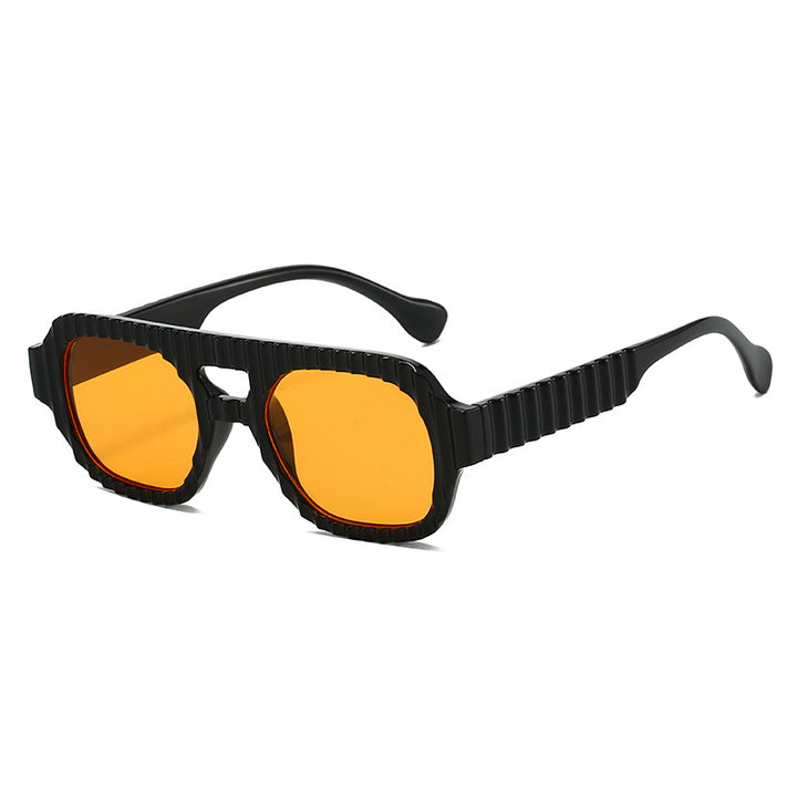 Dame moteriktig solbrille i futuristisk design med strukturert ramme Skanto