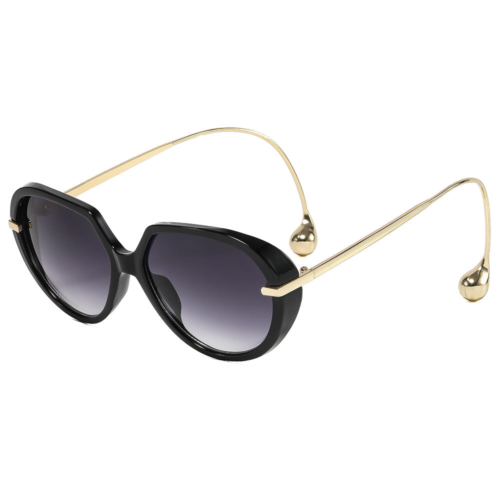 Dame cat-eye solbriller med gyldne detaljer og stilig ramme Skanto