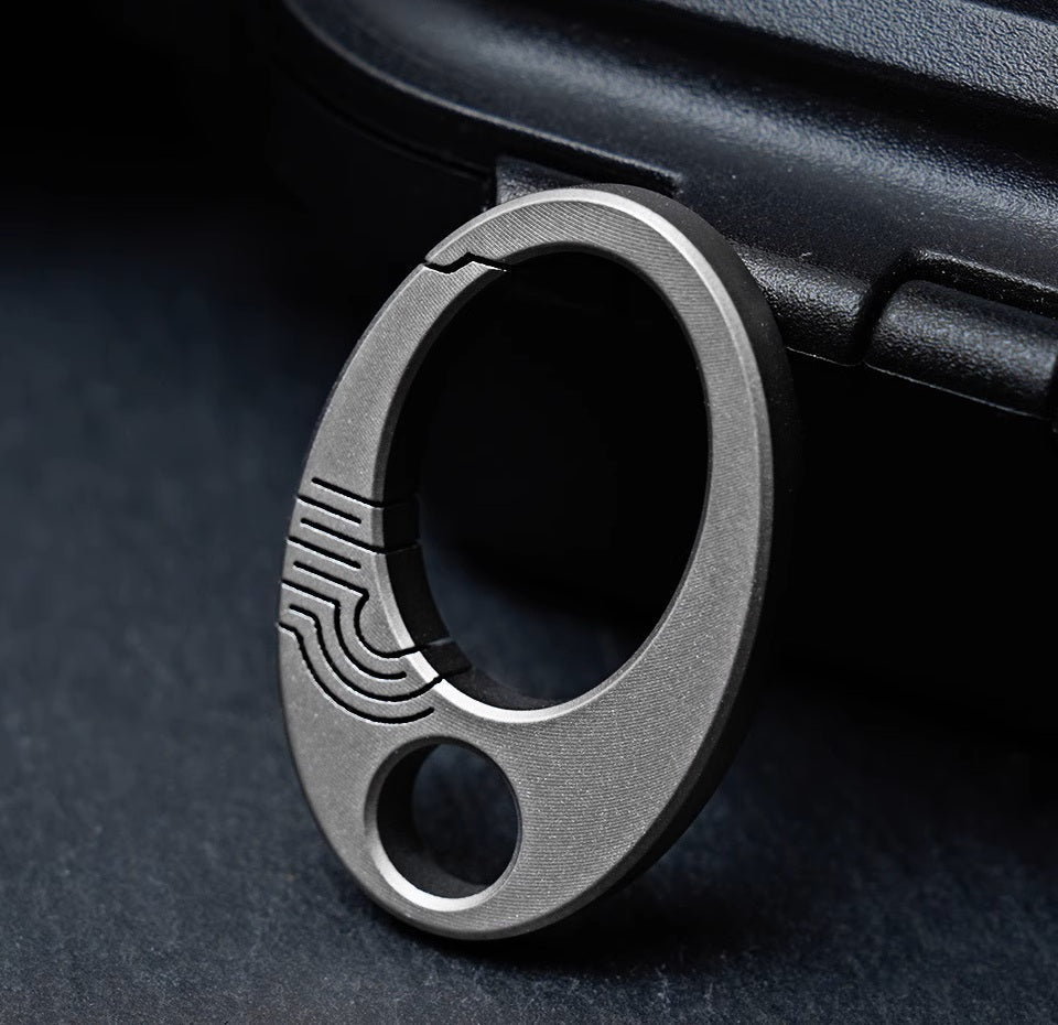 Skanto | Eksklusiv Mini Ren Titan Nøkkelring: EDC Press-Lock Charm Verktøy