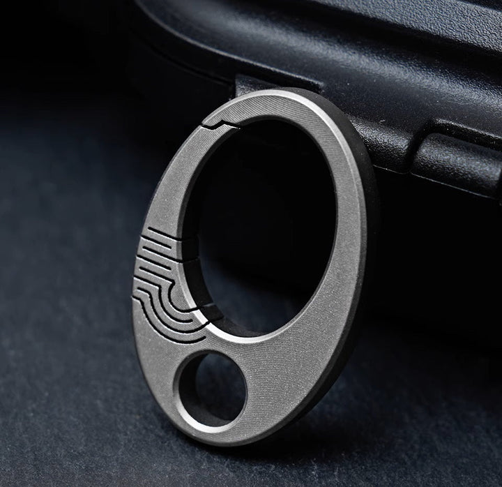 Skanto | Eksklusiv Mini Ren Titan Nøkkelring: EDC Press-Lock Charm Verktøy