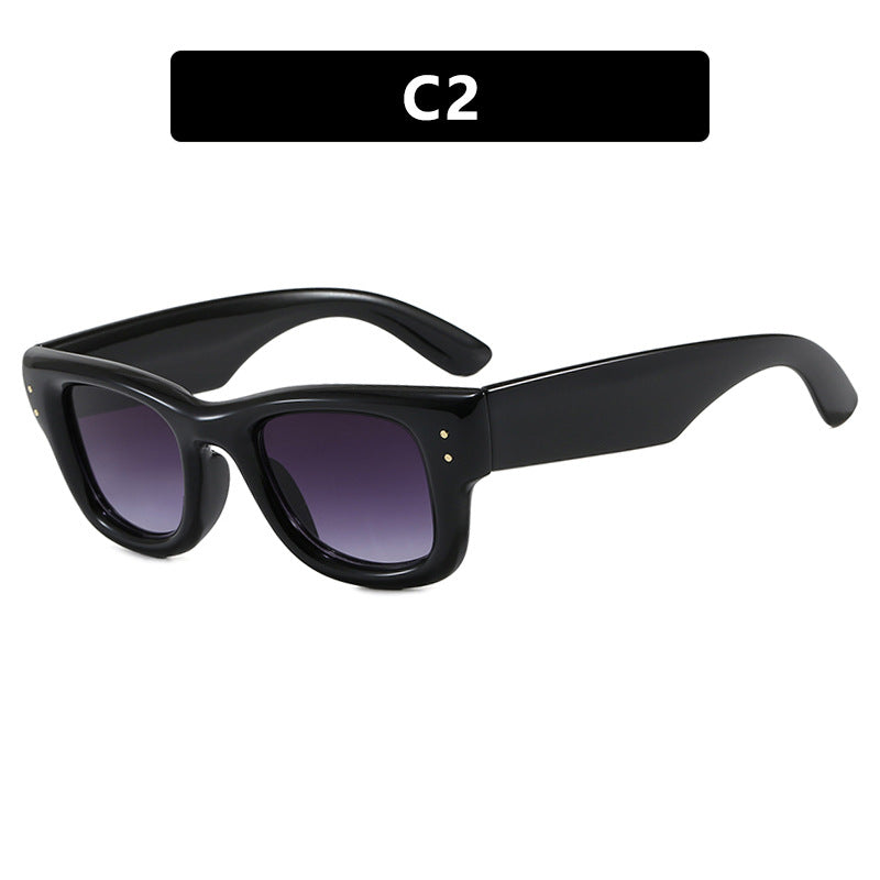 Dame moteriktig solbrille med bred, elegant ramme og beskyttende UV-filter Skanto